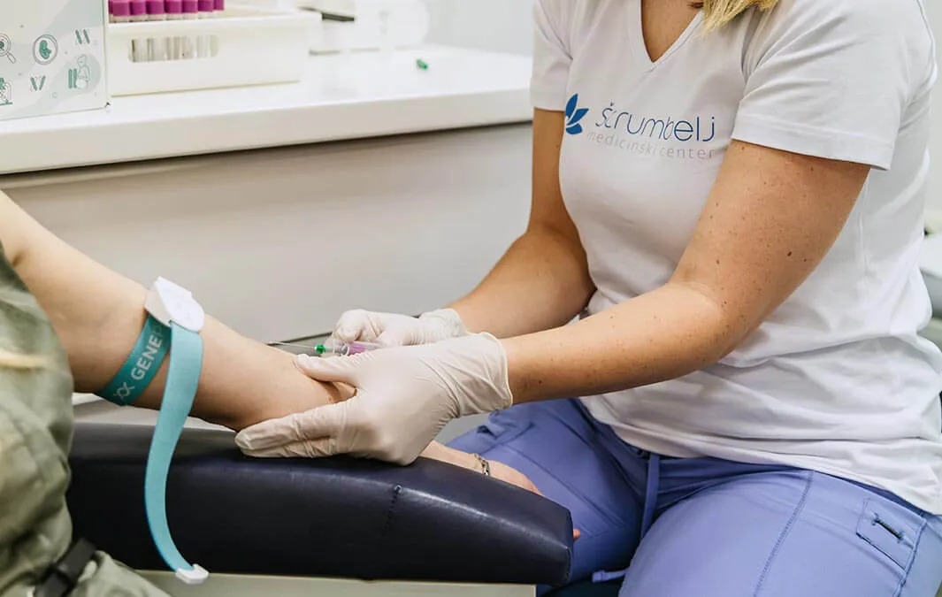 Medicinska sestra odvzema kri za preiskavo