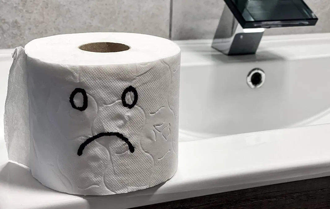 Zvitek toaletnega papirja z žalostnim obrazom
